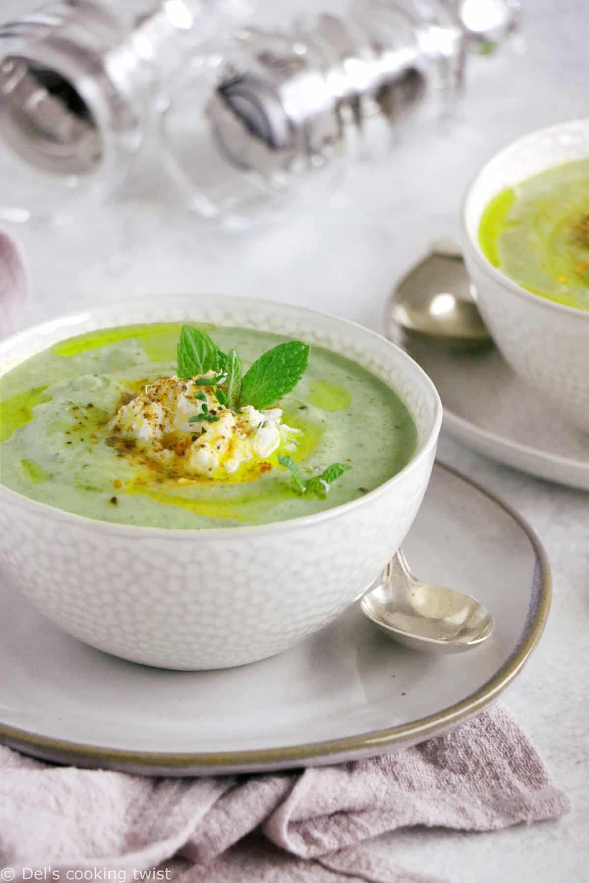 A delicious zucchini ricotta soup with mint, prepared with just a few simple ingredients and that can be served either warm or cold.