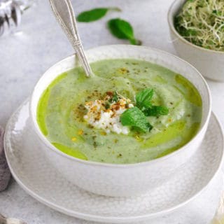 Avec juste quelques ingrédients savemment associés les uns aux autres, on obtient un délicieux velouté de courgettes à la ricotta et à la menthe.