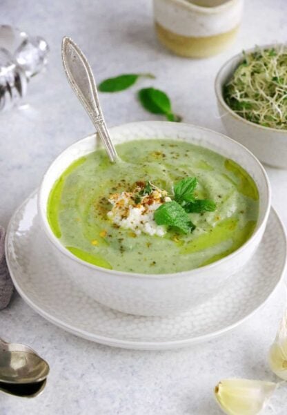 Avec juste quelques ingrédients savemment associés les uns aux autres, on obtient un délicieux velouté de courgettes à la ricotta et à la menthe.