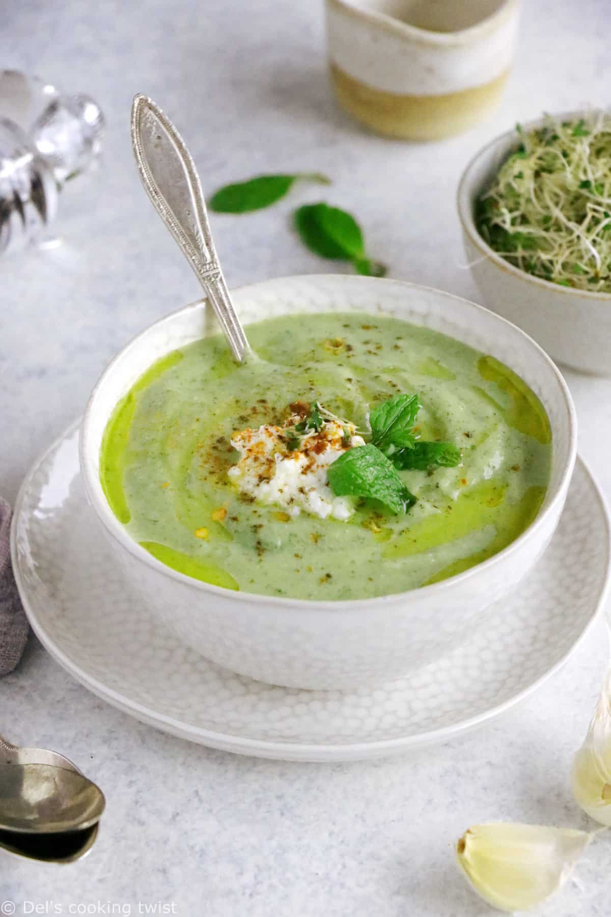 A delicious zucchini ricotta soup with mint, prepared with just a few simple ingredients and that can be served either warm or cold.