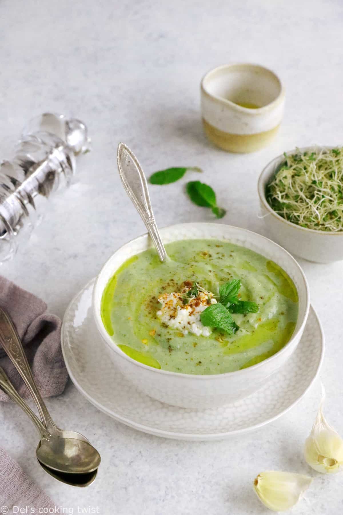 A delicious zucchini ricotta soup with mint, prepared with just a few simple ingredients and that can be served either warm or cold.