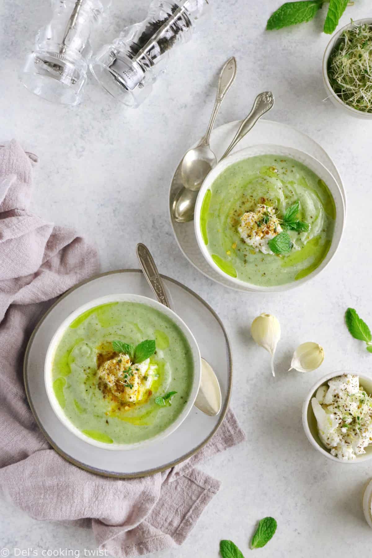 Avec juste quelques ingrédients savemment associés les uns aux autres, on obtient un délicieux velouté de courgettes à la ricotta et à la menthe.