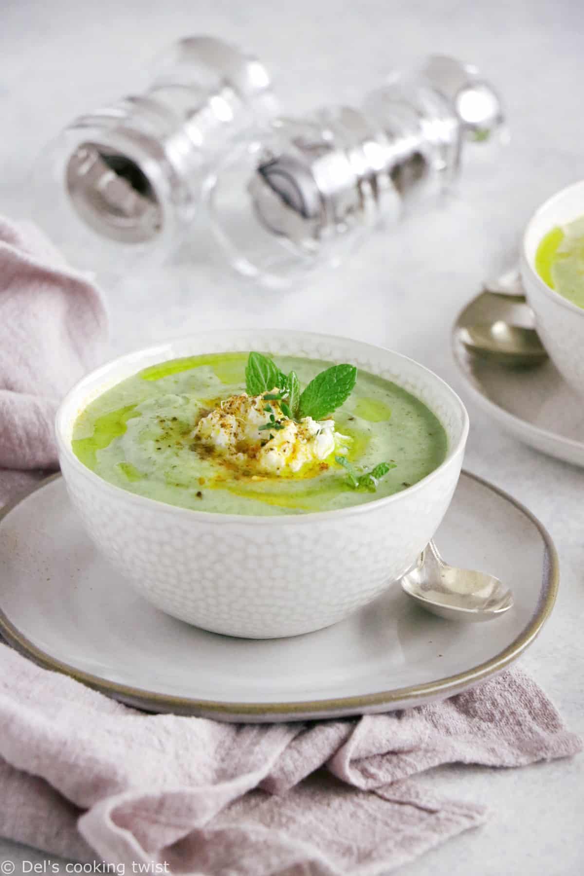 Avec juste quelques ingrédients savemment associés les uns aux autres, on obtient un délicieux velouté de courgettes à la ricotta et à la menthe.