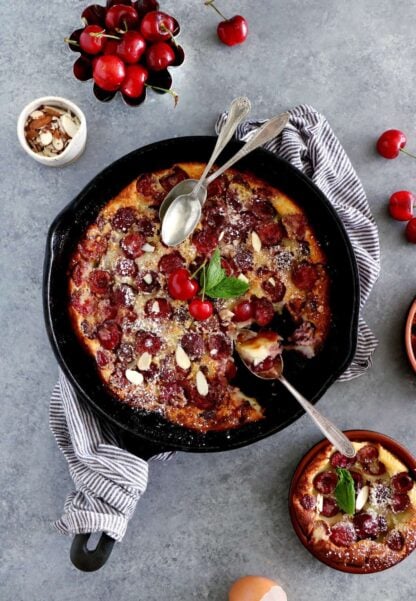 À la fois simplissime à réaliser, hyper gourmand et légèrement addictif, le clafoutis aux cerises fait toujours l'unanimité.