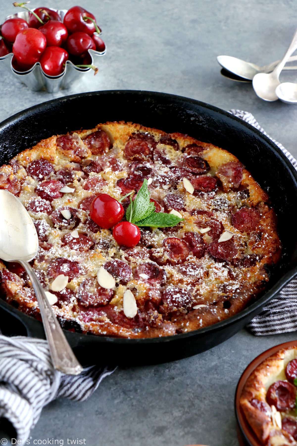 À la fois simplissime à réaliser, hyper gourmand et légèrement addictif, le clafoutis aux cerises fait toujours l'unanimité.