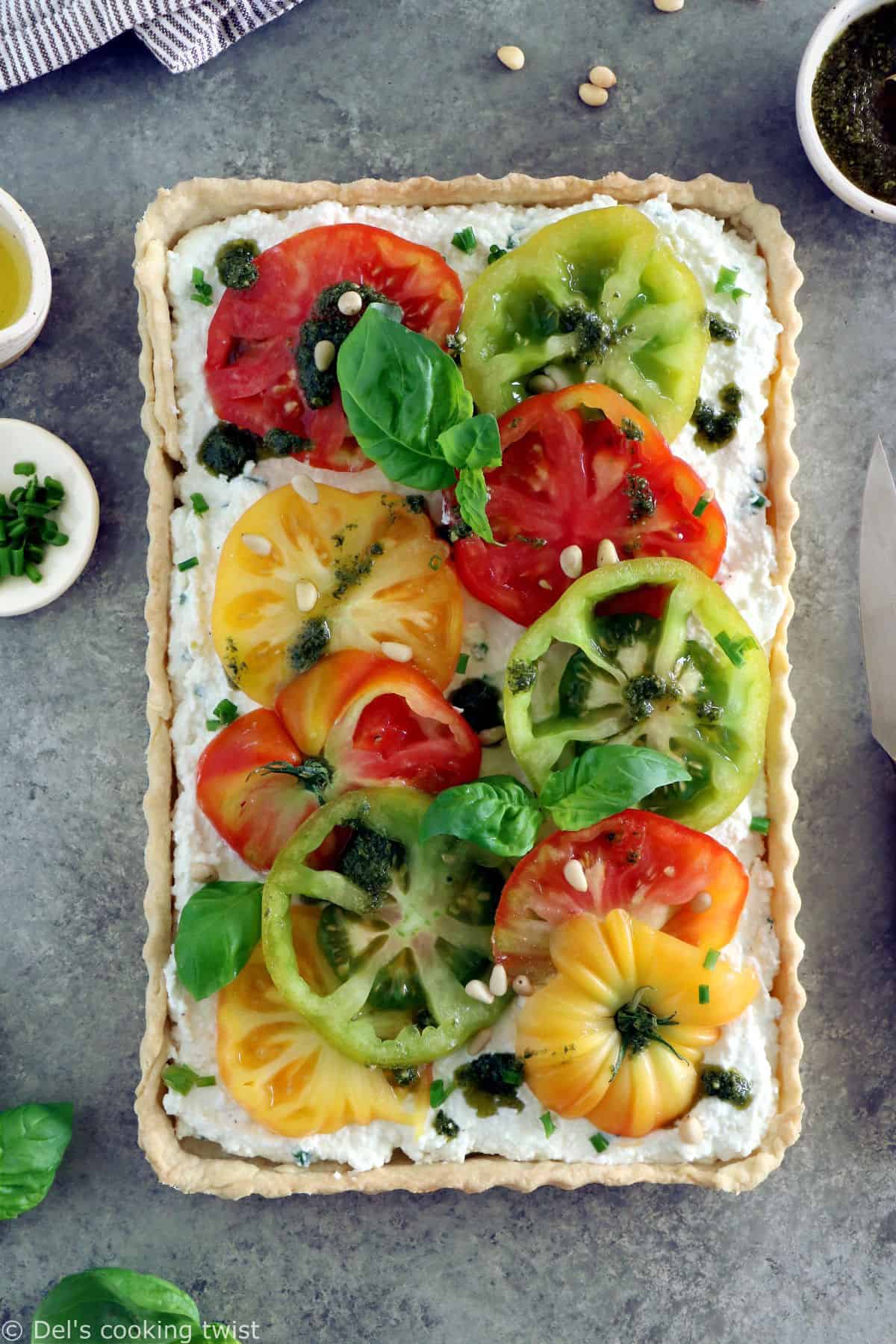 La tarte cheesecake aux tomates et son pesto de basilic est une tarte pleine de fraîcheur.