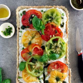 La tarte cheesecake aux tomates et son pesto de basilic est une tarte pleine de fraîcheur.