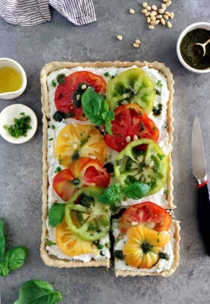 La tarte cheesecake aux tomates et son pesto de basilic est une tarte pleine de fraîcheur.