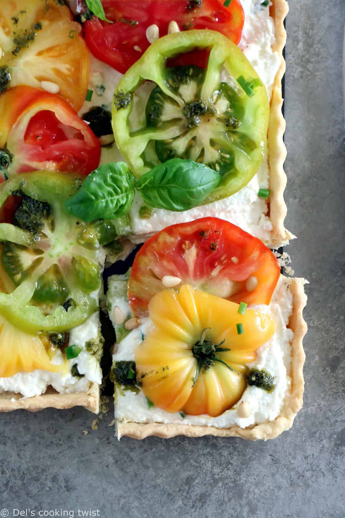 La tarte cheesecake aux tomates et son pesto de basilic est une tarte pleine de fraîcheur.