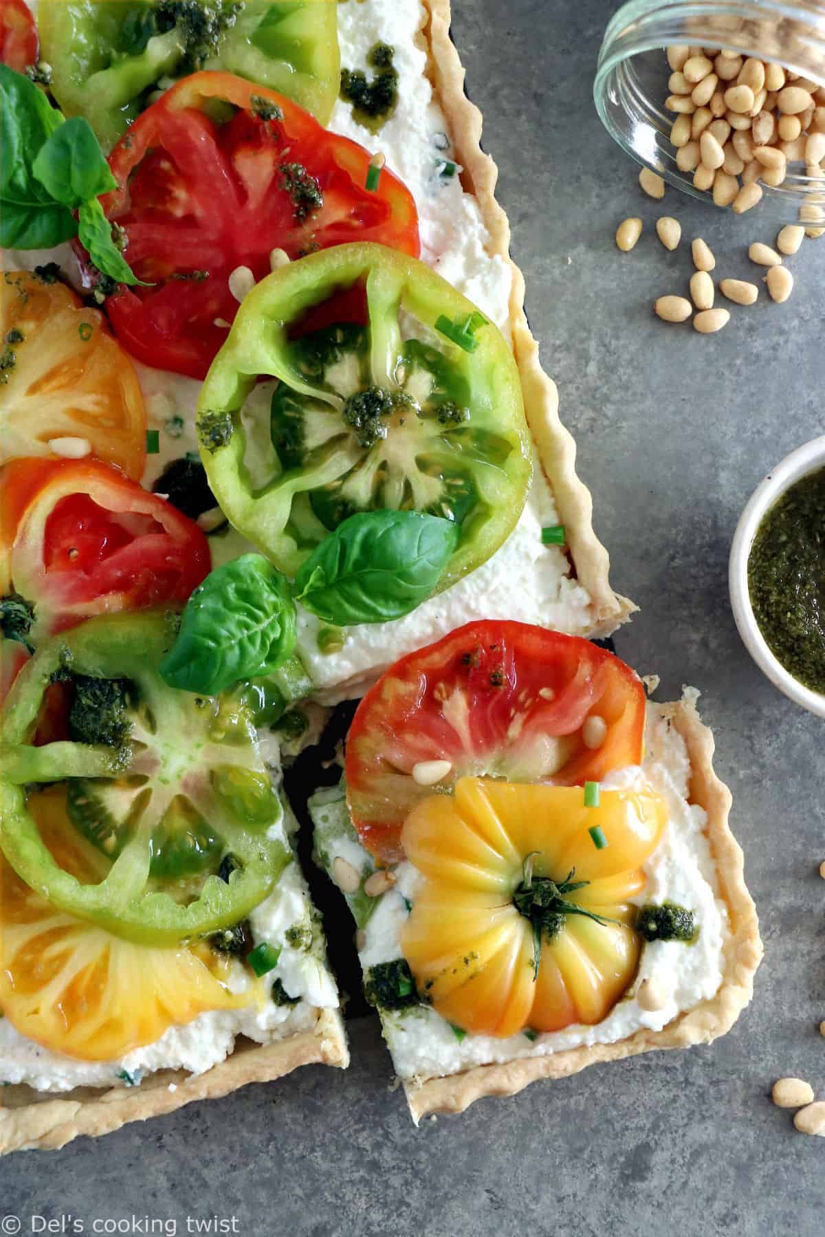 La tarte cheesecake aux tomates et son pesto de basilic est une tarte pleine de fraîcheur.