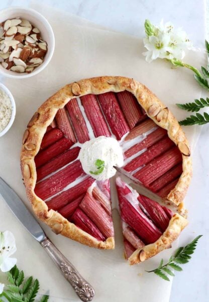 Aussi jolie qu'amusante à réaliser, la tarte graphique à la rhubarbe n'en demeure pas moins ultra gourmande.