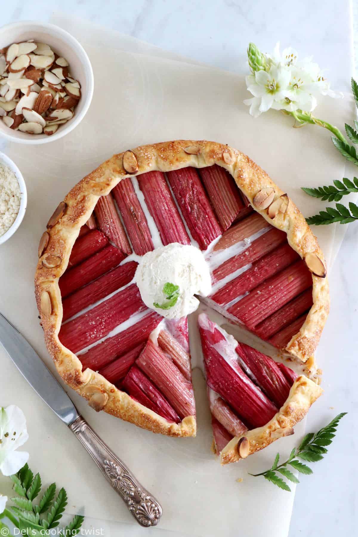 Aussi jolie qu'amusante à réaliser, la tarte graphique à la rhubarbe n'en demeure pas moins ultra gourmande.