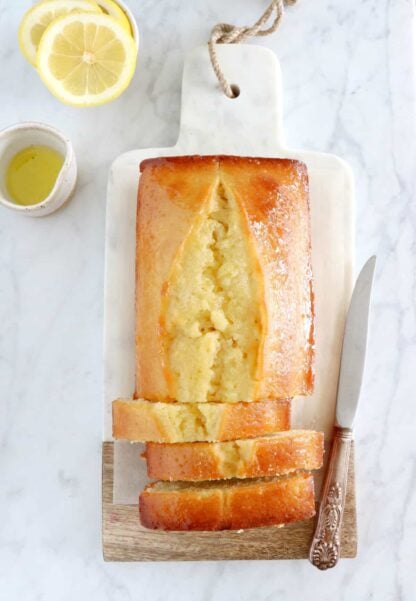 Ce cake au citron et à l'huile d'olive est la perfection incarnée. Riche, dense et acidulé, c'est le goûter rapide et simplissime par excellence.