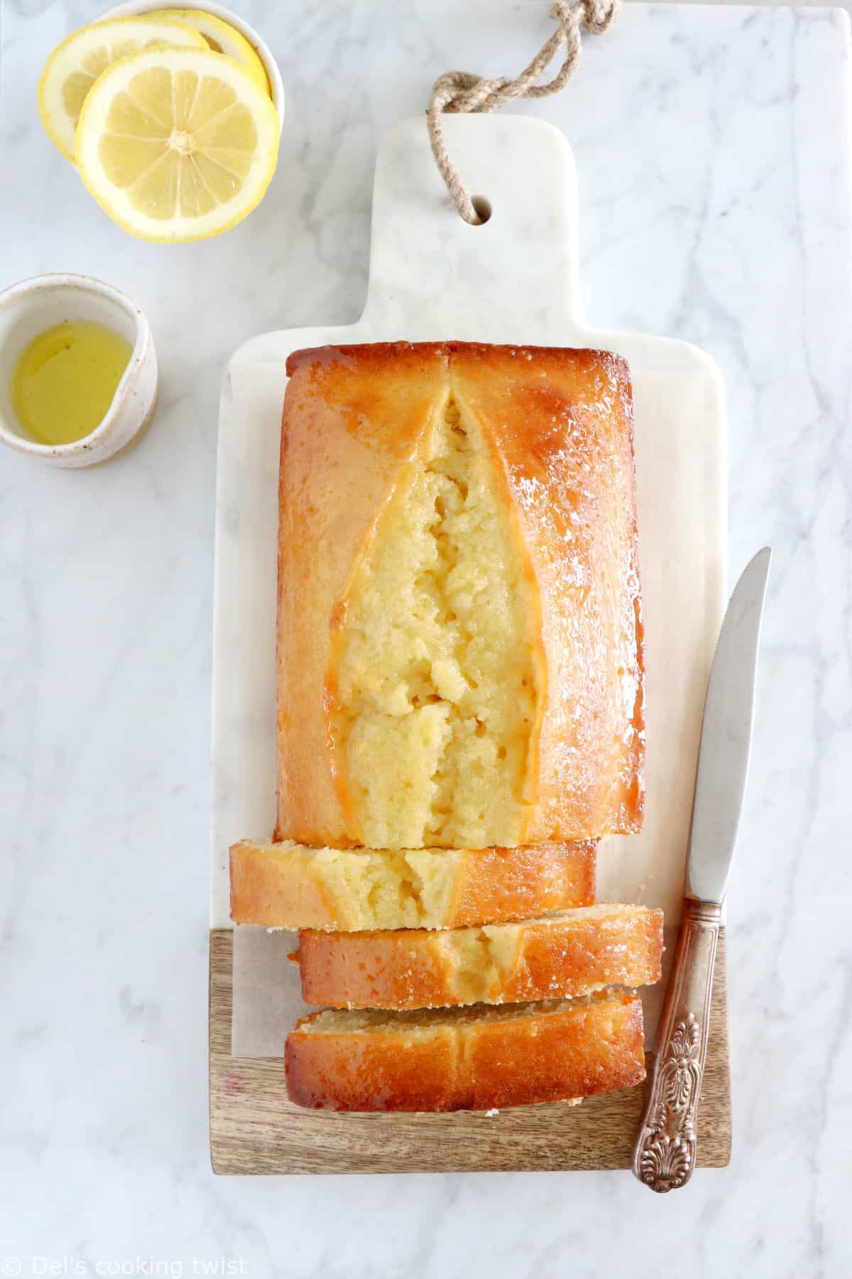 Ce cake au citron et à l'huile d'olive est la perfection incarnée. Riche, dense et acidulé, c'est le goûter rapide et simplissime par excellence.