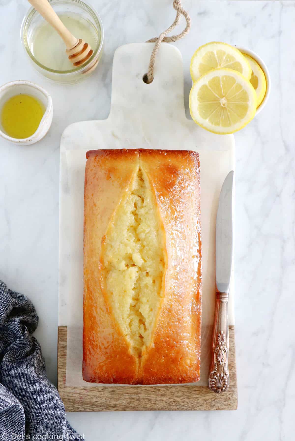Ce cake au citron et à l'huile d'olive est la perfection incarnée. Riche, dense et acidulé, c'est le goûter rapide et simplissime par excellence.