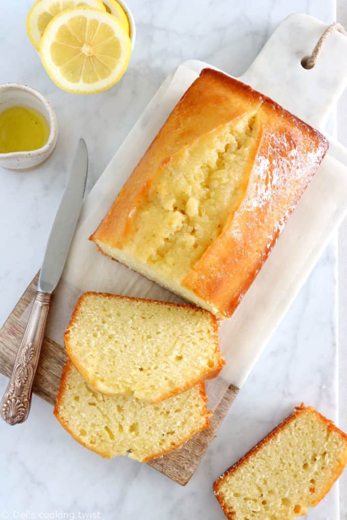 Ce cake au citron et à l'huile d'olive est la perfection incarnée. Riche, dense et acidulé, c'est le goûter rapide et simplissime par excellence.