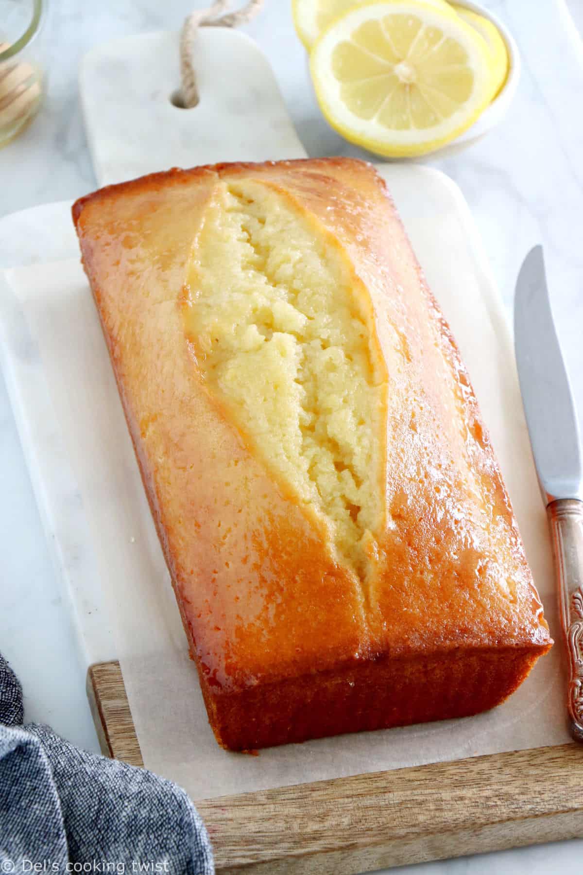 Ce cake au citron et à l'huile d'olive est la perfection incarnée. Riche, dense et acidulé, c'est le goûter rapide et simplissime par excellence.