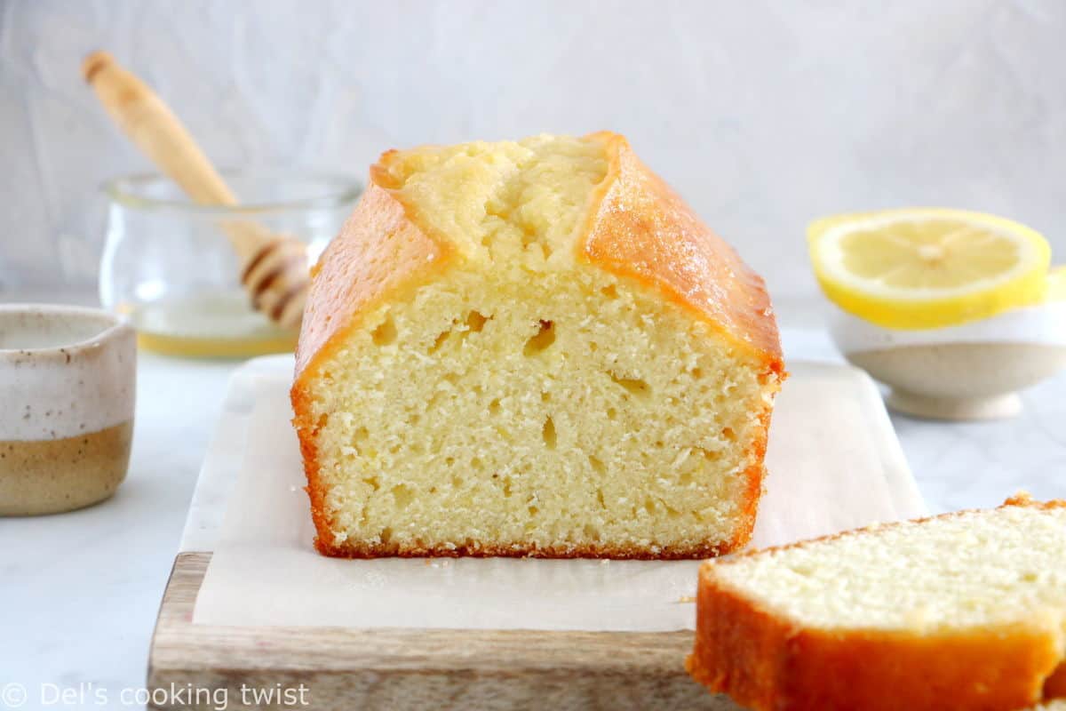 Ce cake au citron et à l'huile d'olive est la perfection incarnée. Riche, dense et acidulé, c'est le goûter rapide et simplissime par excellence.