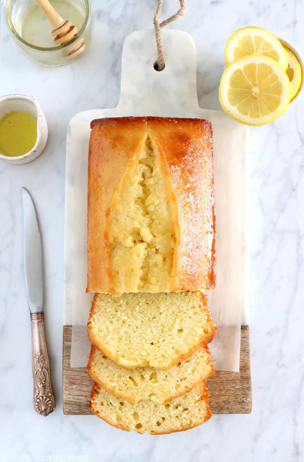 Ce cake au citron et à l'huile d'olive est la perfection incarnée. Riche, dense et acidulé, c'est le goûter rapide et simplissime par excellence.