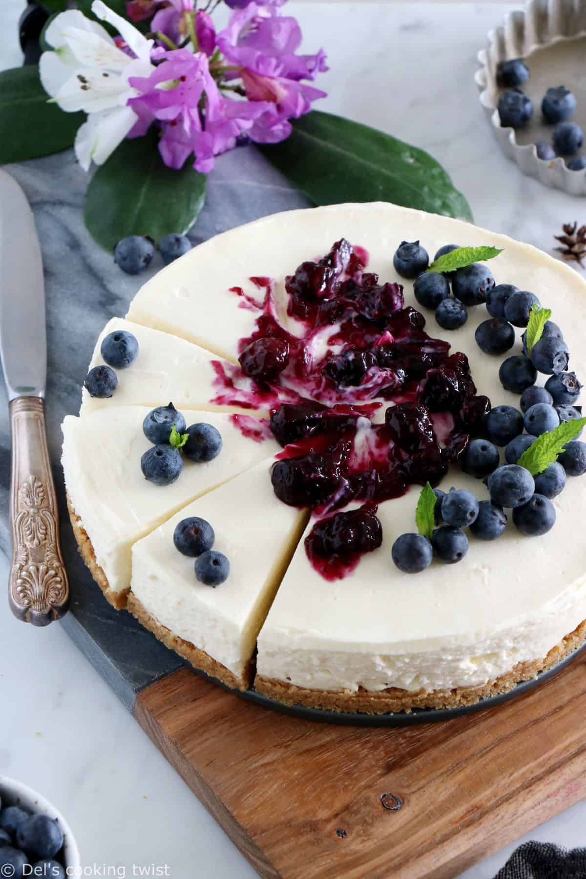 Ce cheesecake sans cuisson est la perfection même. Ultra facile à réaliser avec juste une poignée d'ingrédients, il constitue un dessert d'exception, frais, crémeux à souhait et idéal en été lorsqu'on a pas envie d'allumer le four.