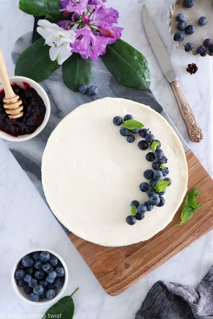 Ce cheesecake sans cuisson est la perfection même. Ultra facile à réaliser avec juste une poignée d'ingrédients, il constitue un dessert d'exception, frais, crémeux à souhait et idéal en été lorsqu'on a pas envie d'allumer le four.