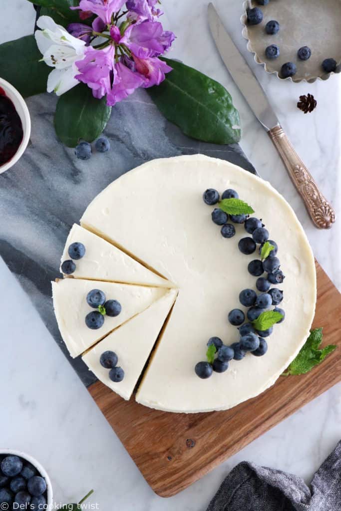 Ce cheesecake sans cuisson est la perfection même. Ultra facile à réaliser avec juste une poignée d'ingrédients, il constitue un dessert d'exception, frais, crémeux à souhait et idéal en été lorsqu'on a pas envie d'allumer le four.