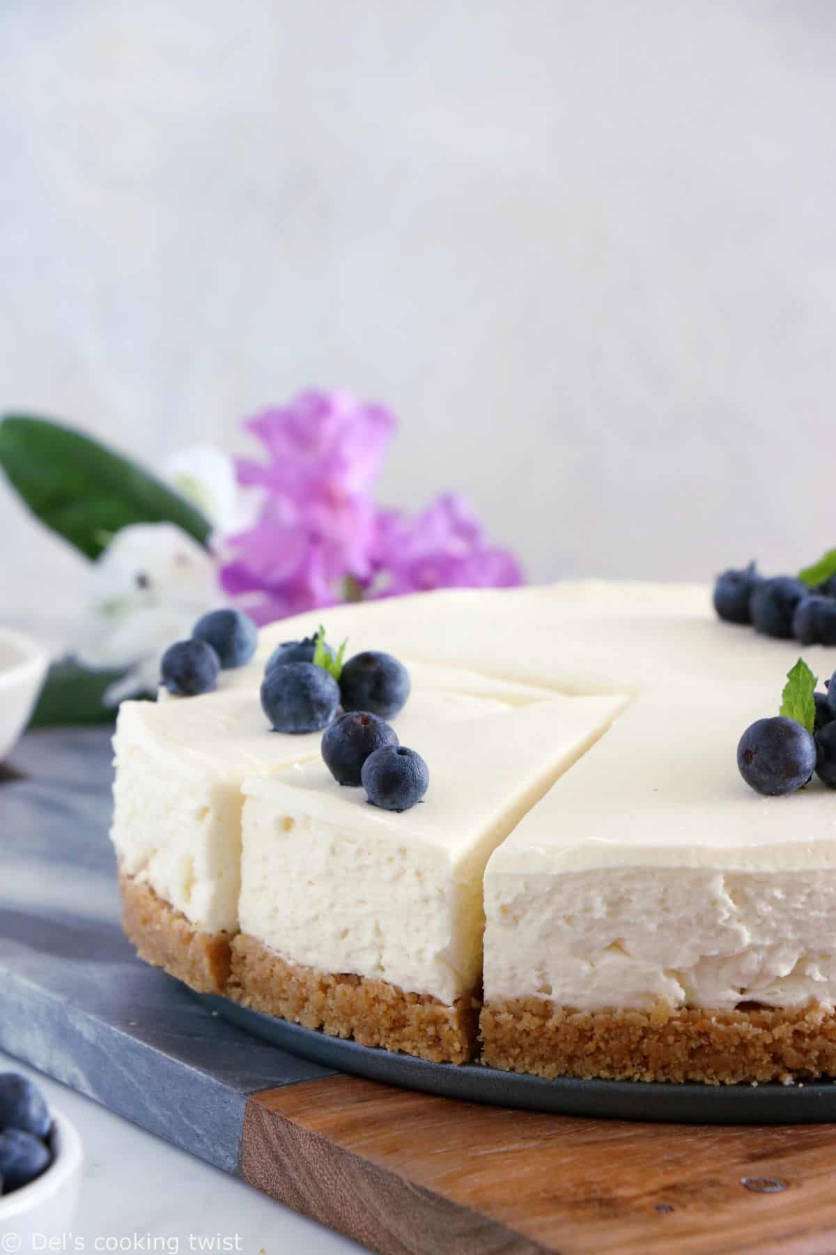 Ce cheesecake sans cuisson est la perfection même. Ultra facile à réaliser avec juste une poignée d'ingrédients, il constitue un dessert d'exception, frais, crémeux à souhait et idéal en été lorsqu'on a pas envie d'allumer le four.