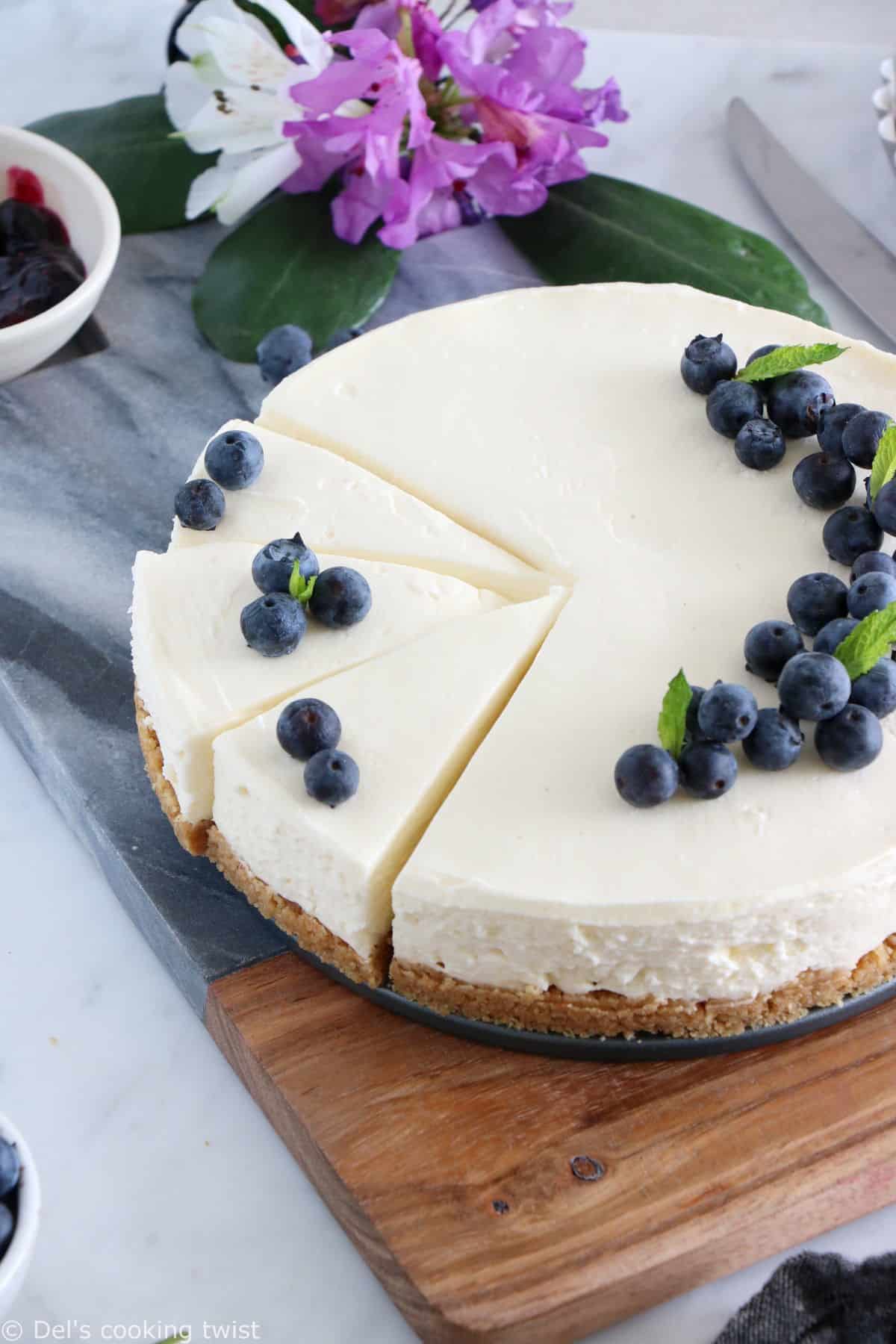 Ce cheesecake sans cuisson est la perfection même. Ultra facile à réaliser avec juste une poignée d'ingrédients, il constitue un dessert d'exception, frais, crémeux à souhait et idéal en été lorsqu'on a pas envie d'allumer le four.