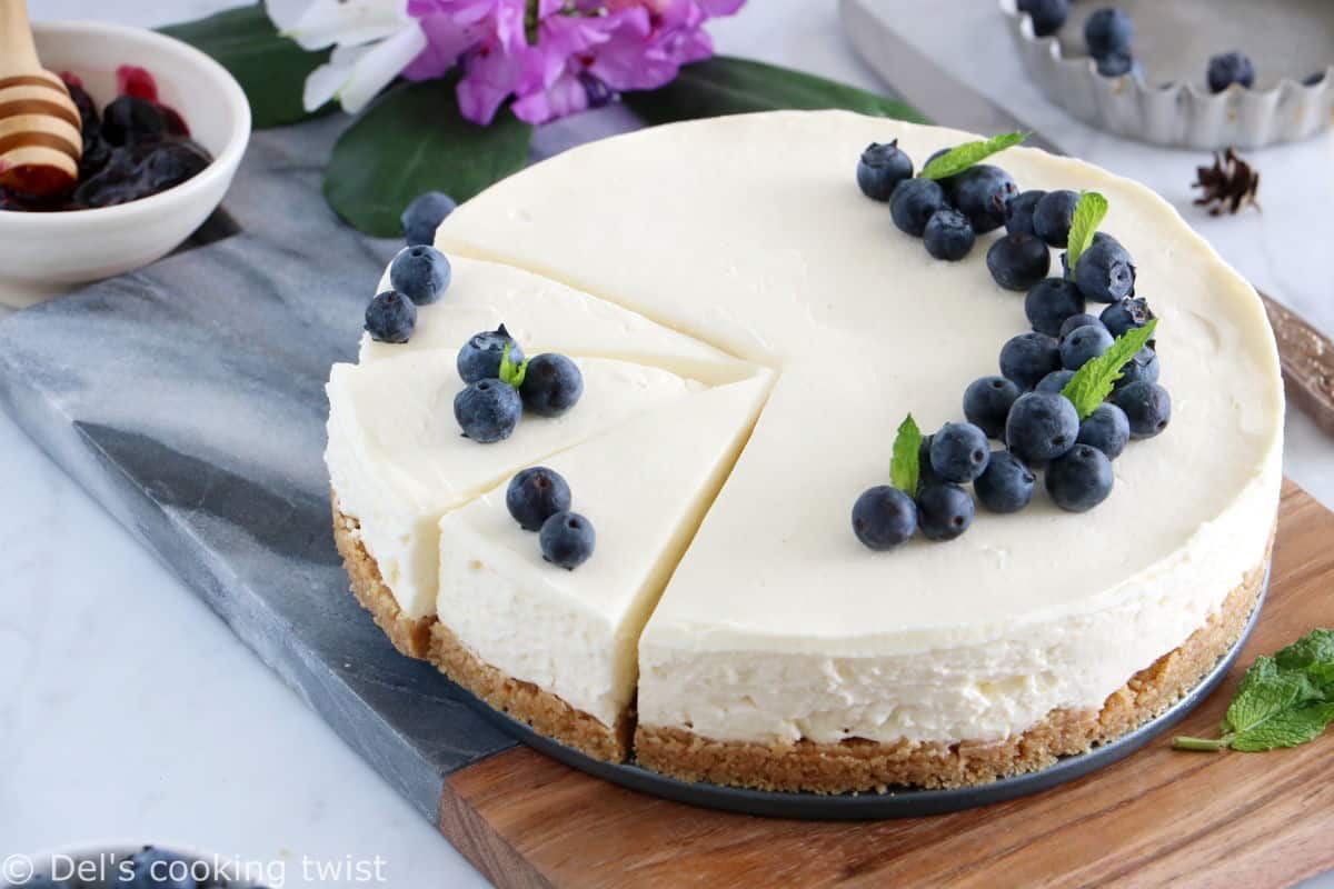 Ce cheesecake sans cuisson est la perfection même. Ultra facile à réaliser avec juste une poignée d'ingrédients, il constitue un dessert d'exception, frais, crémeux à souhait et idéal en été lorsqu'on a pas envie d'allumer le four.