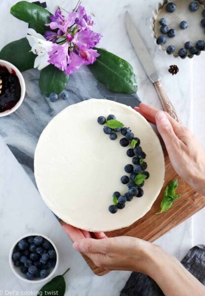 Ce cheesecake sans cuisson est la perfection même. Ultra facile à réaliser avec juste une poignée d'ingrédients, il constitue un dessert d'exception, frais, crémeux à souhait et idéal en été lorsqu'on a pas envie d'allumer le four.