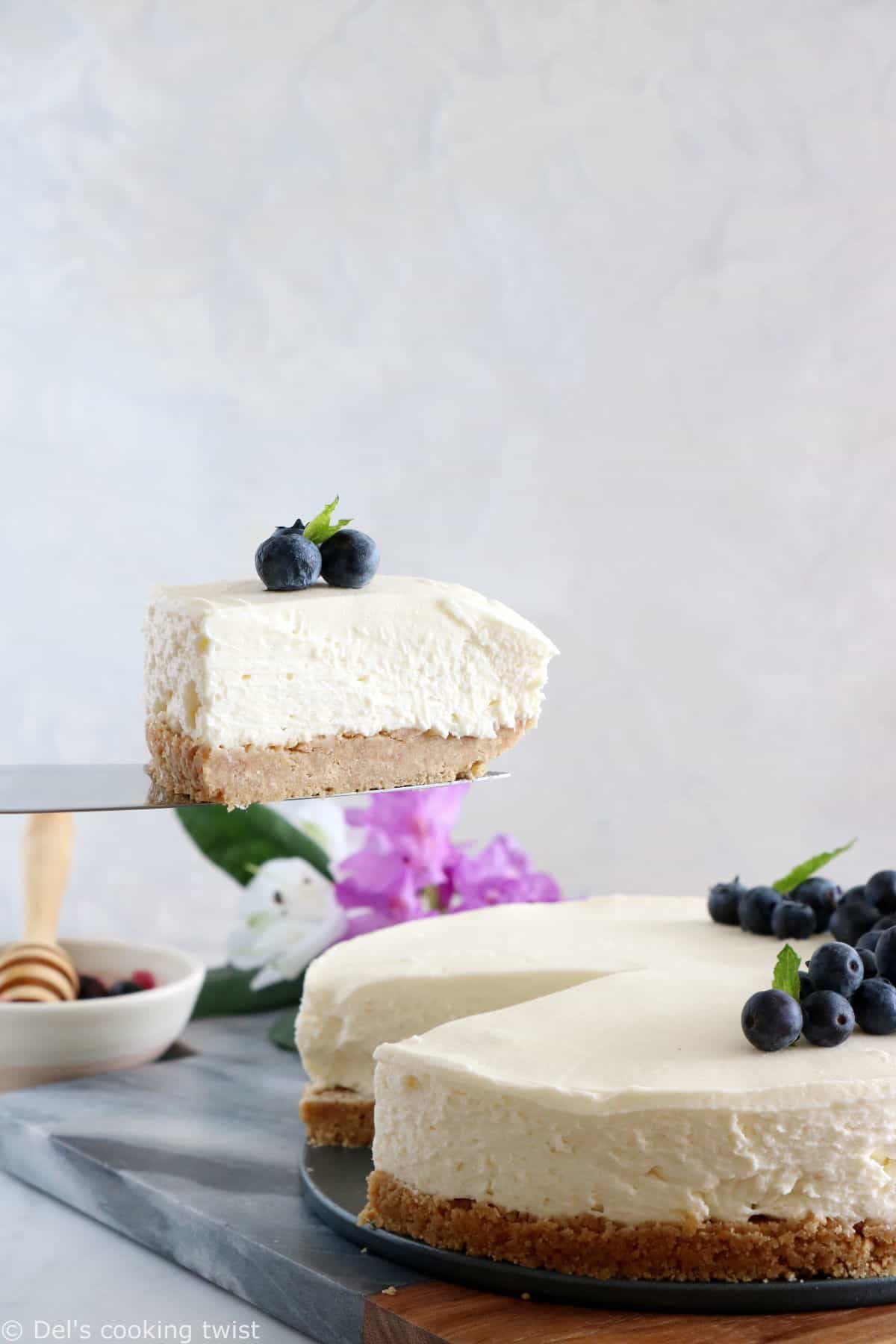 Ce cheesecake sans cuisson est la perfection même. Ultra facile à réaliser avec juste une poignée d'ingrédients, il constitue un dessert d'exception, frais, crémeux à souhait et idéal en été lorsqu'on a pas envie d'allumer le four.