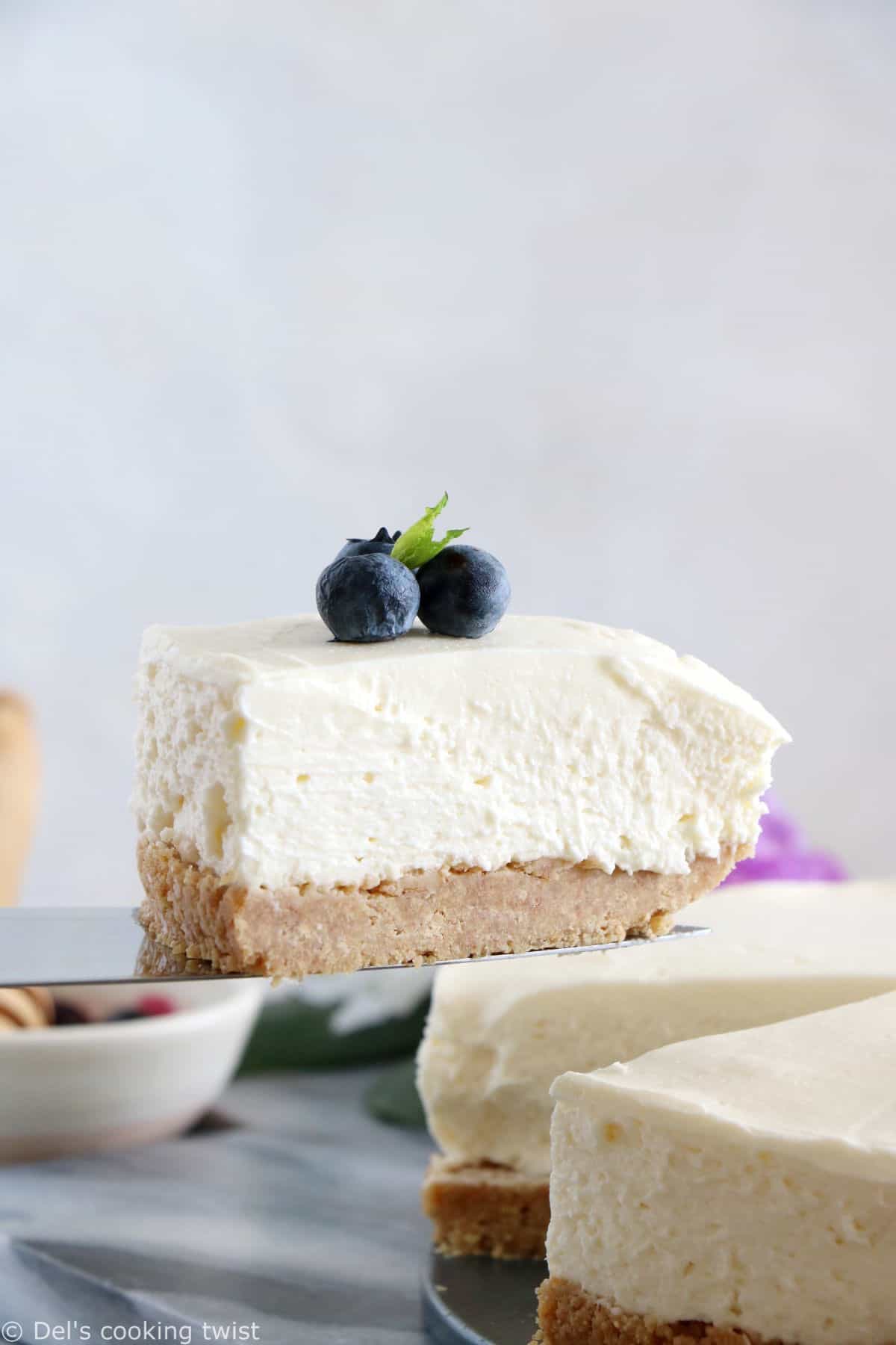 Ce cheesecake sans cuisson est la perfection même. Ultra facile à réaliser avec juste une poignée d'ingrédients, il constitue un dessert d'exception, frais, crémeux à souhait et idéal en été lorsqu'on a pas envie d'allumer le four.