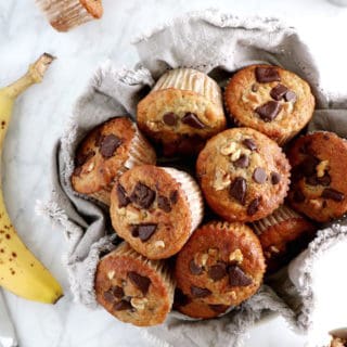 À la fois dodus et bien moelleux, ces muffins façon banana bread sont garnis de pépites de chocolat et feront fondre les gourmands au petit déjeuner comme au goûter.