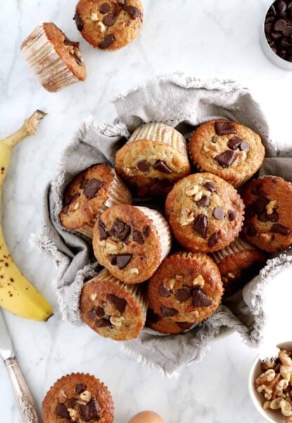 À la fois dodus et bien moelleux, ces muffins façon banana bread sont garnis de pépites de chocolat et feront fondre les gourmands au petit déjeuner comme au goûter.