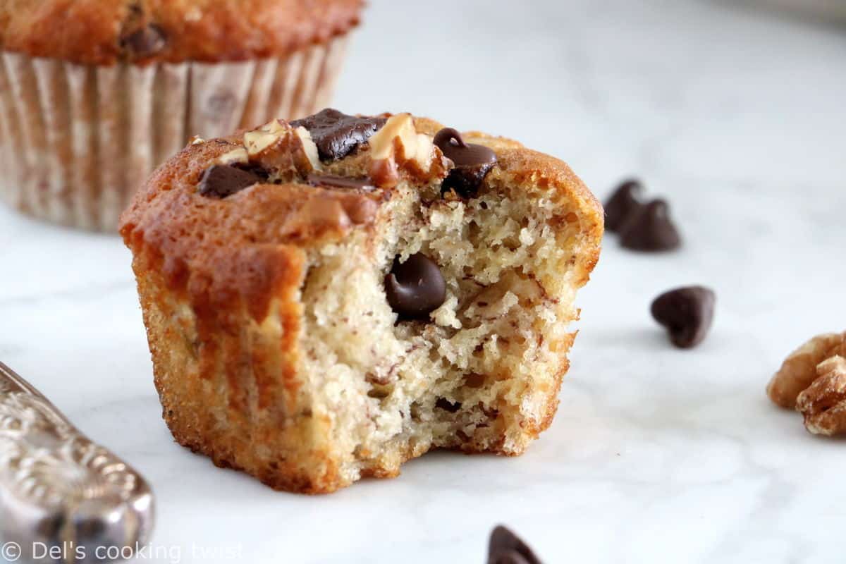 À la fois dodus et bien moelleux, ces muffins façon banana bread sont garnis de pépites de chocolat et feront fondre les gourmands au petit déjeuner comme au goûter.