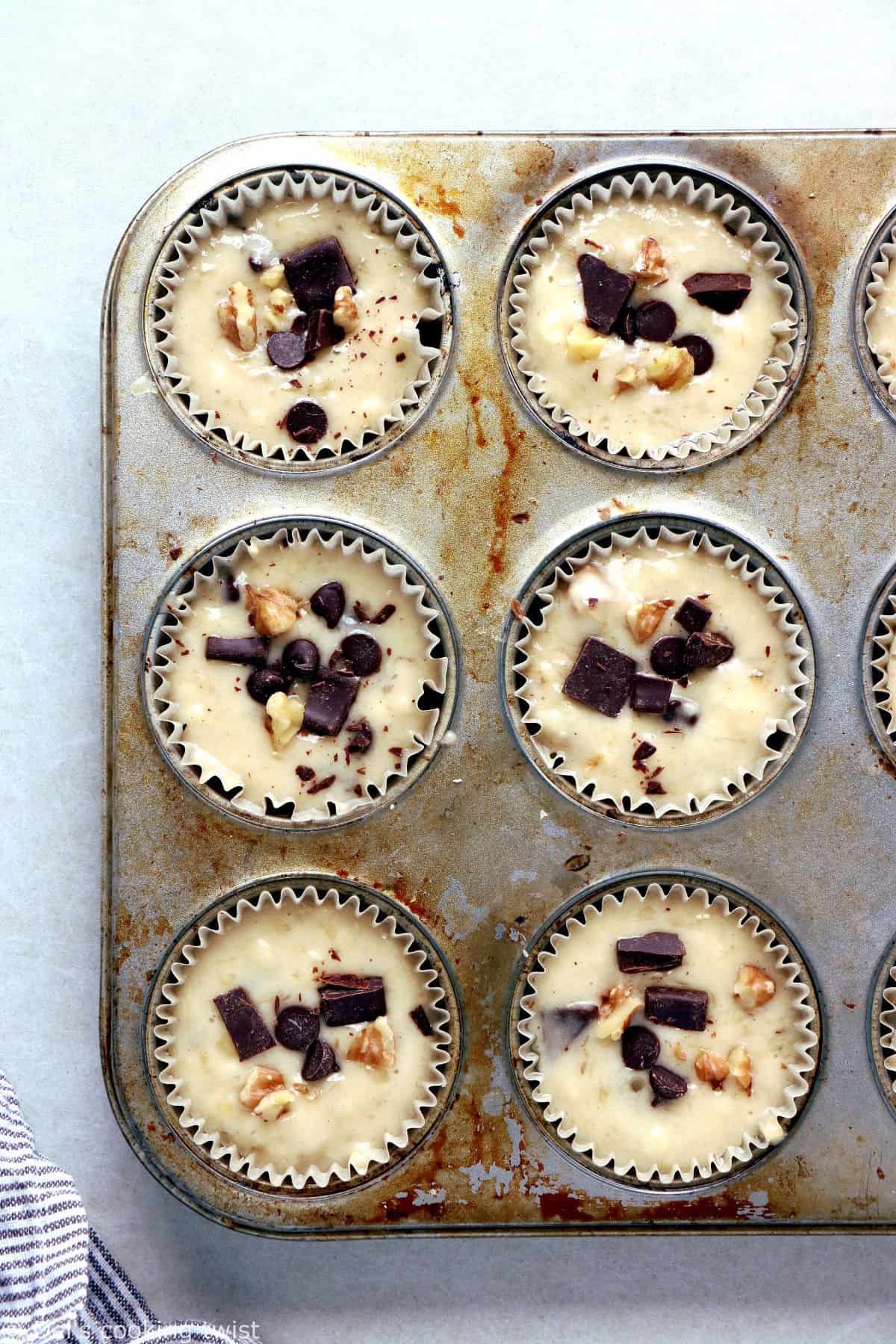 À la fois dodus et bien moelleux, ces muffins façon banana bread sont garnis de pépites de chocolat et feront fondre les gourmands au petit déjeuner comme au goûter.