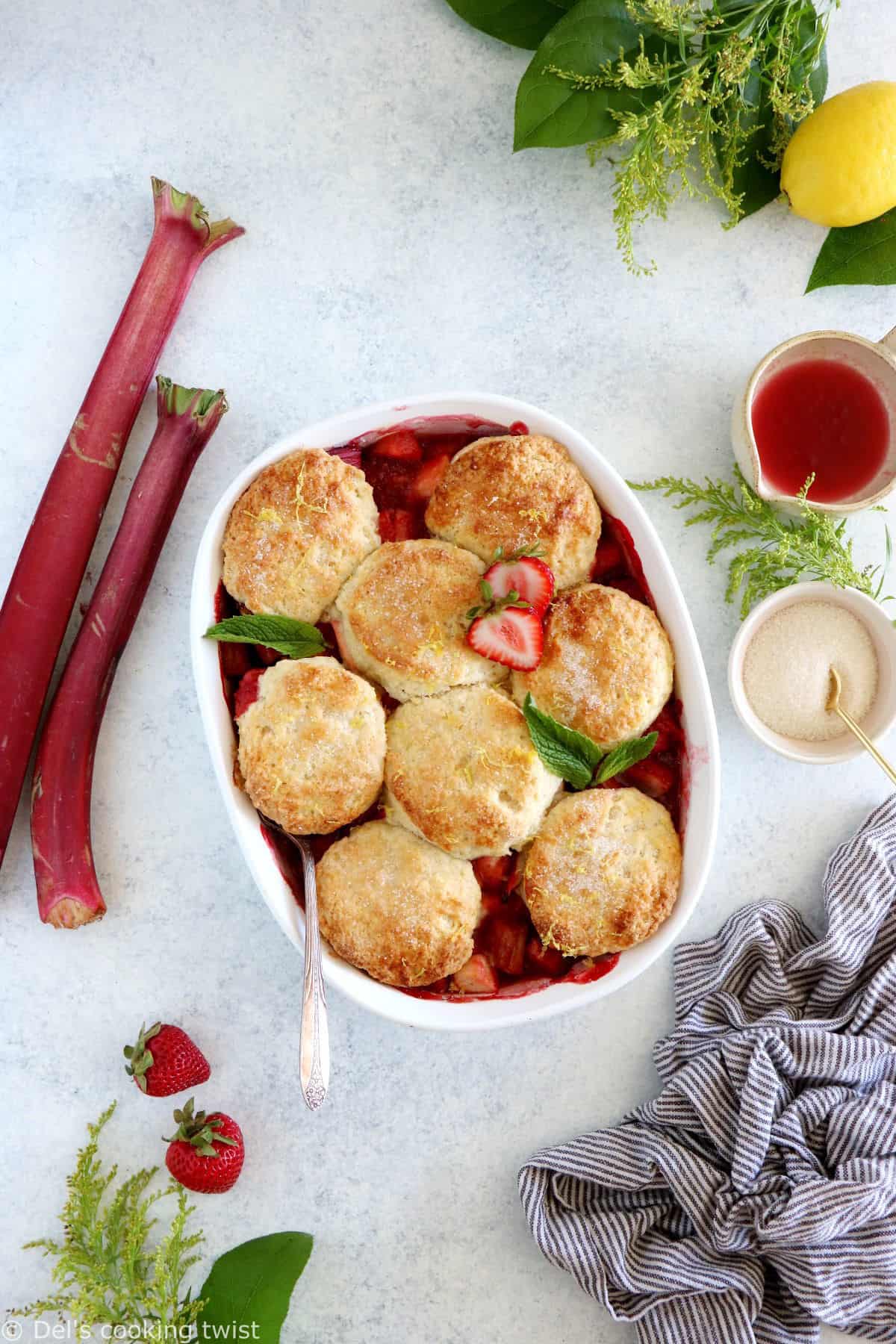 Le cobbler pommes, fraises, rhubarbe, c'est un dessert qui réunit des fruits juteux et sucrés sous une généreuse couche de biscuits tendres et moelleux.