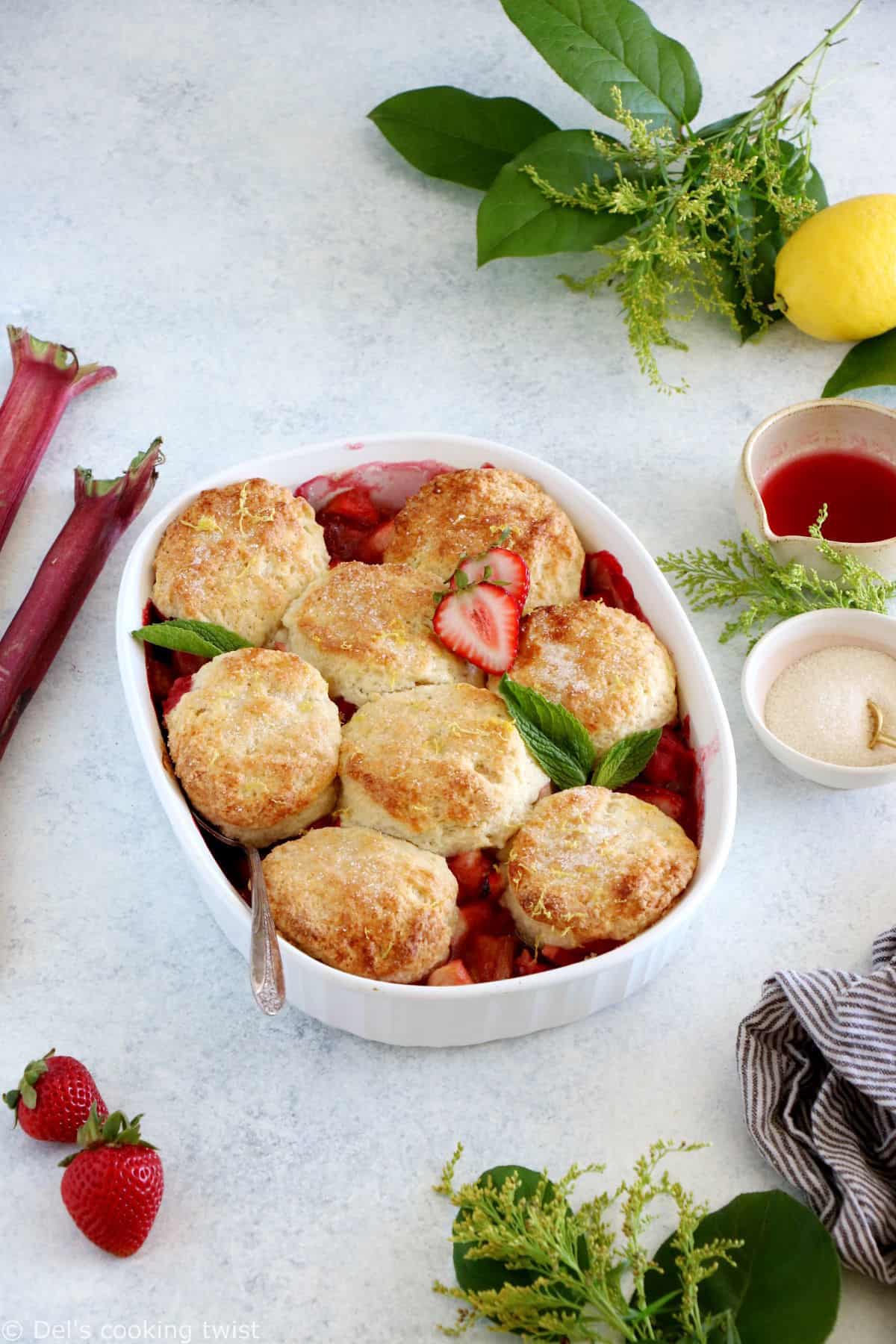 Le cobbler pommes, fraises, rhubarbe, c'est un dessert qui réunit des fruits juteux et sucrés sous une généreuse couche de biscuits tendres et moelleux.