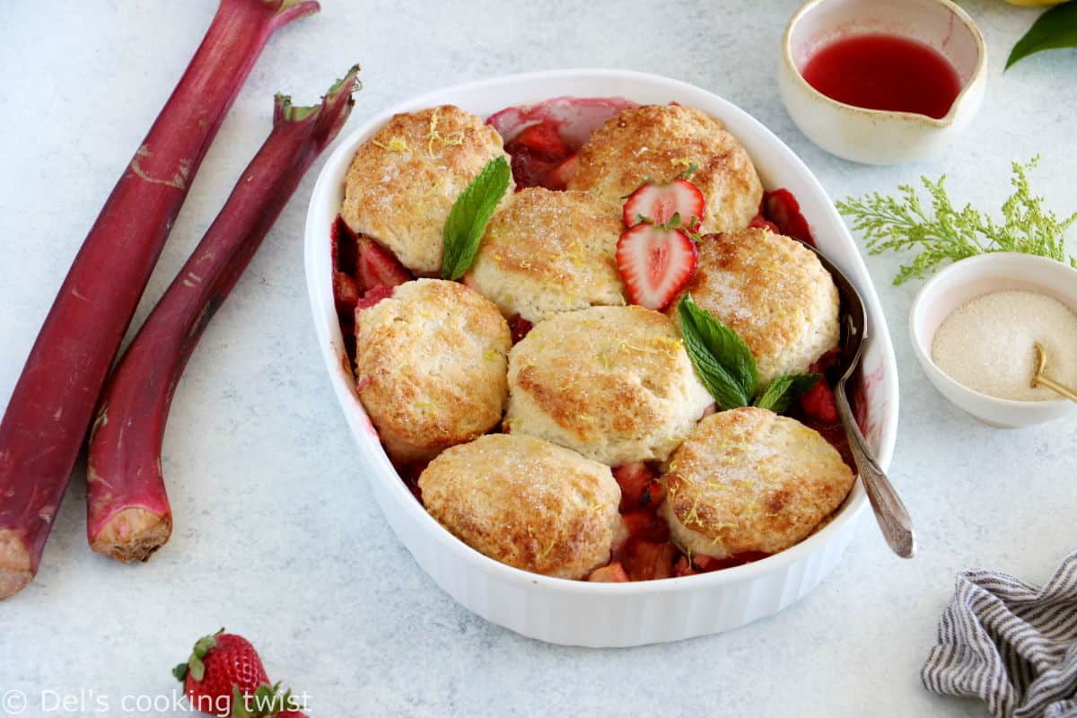 Le cobbler pommes, fraises, rhubarbe, c'est un dessert qui réunit des fruits juteux et sucrés sous une généreuse couche de biscuits tendres et moelleux.