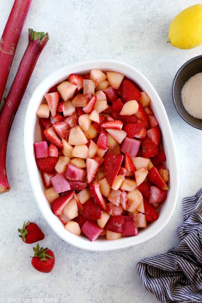 Le cobbler pommes, fraises, rhubarbe, c'est un dessert qui réunit des fruits juteux et sucrés sous une généreuse couche de biscuits tendres et moelleux.