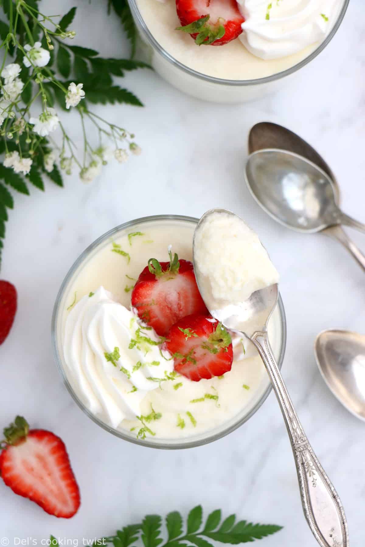 Avec seulement 3 ingrédients, cette mousse au chocolat blanc est absolument parfaite à tous égards.