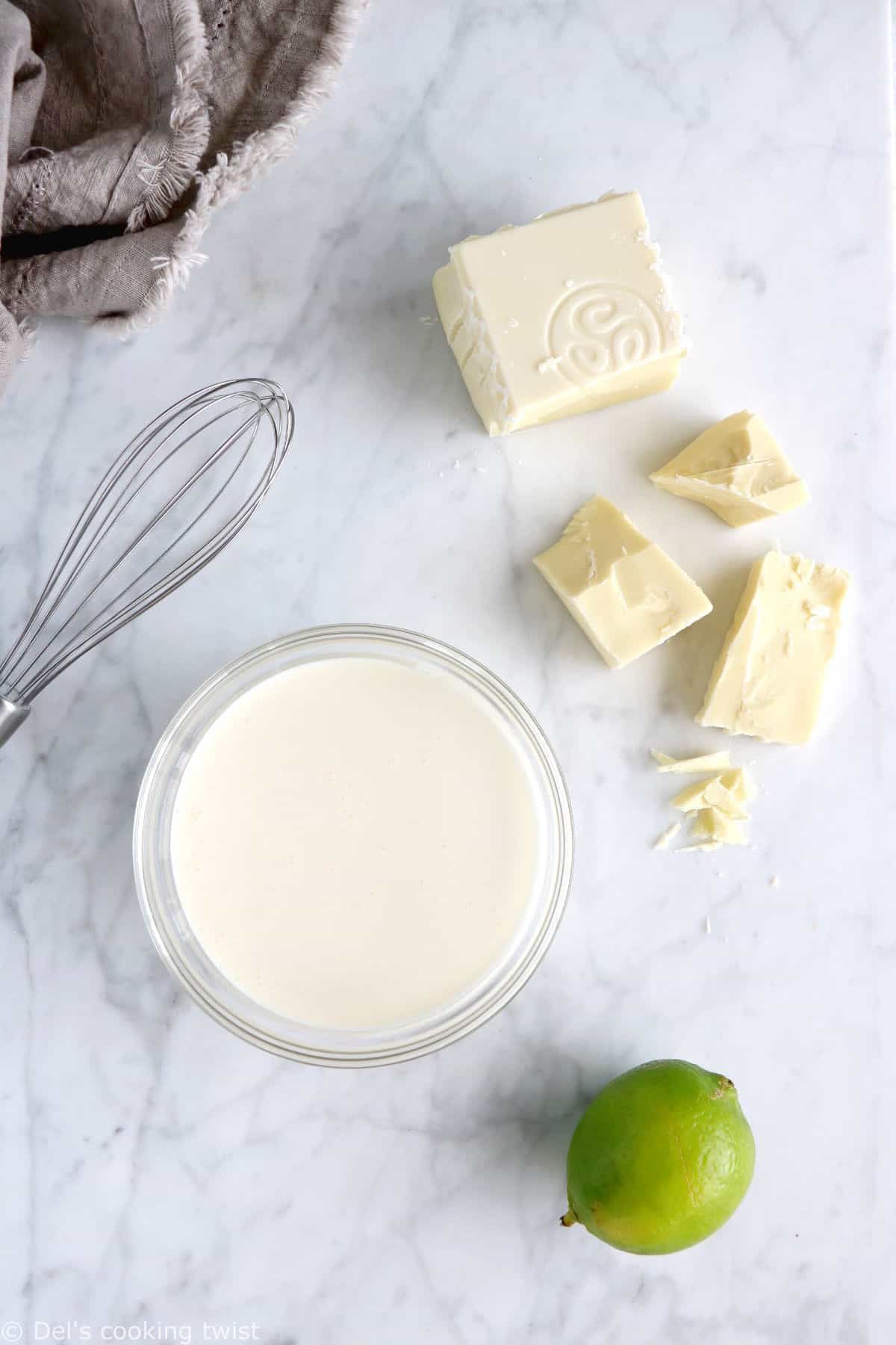 Avec seulement 3 ingrédients, cette mousse au chocolat blanc est absolument parfaite à tous égards.