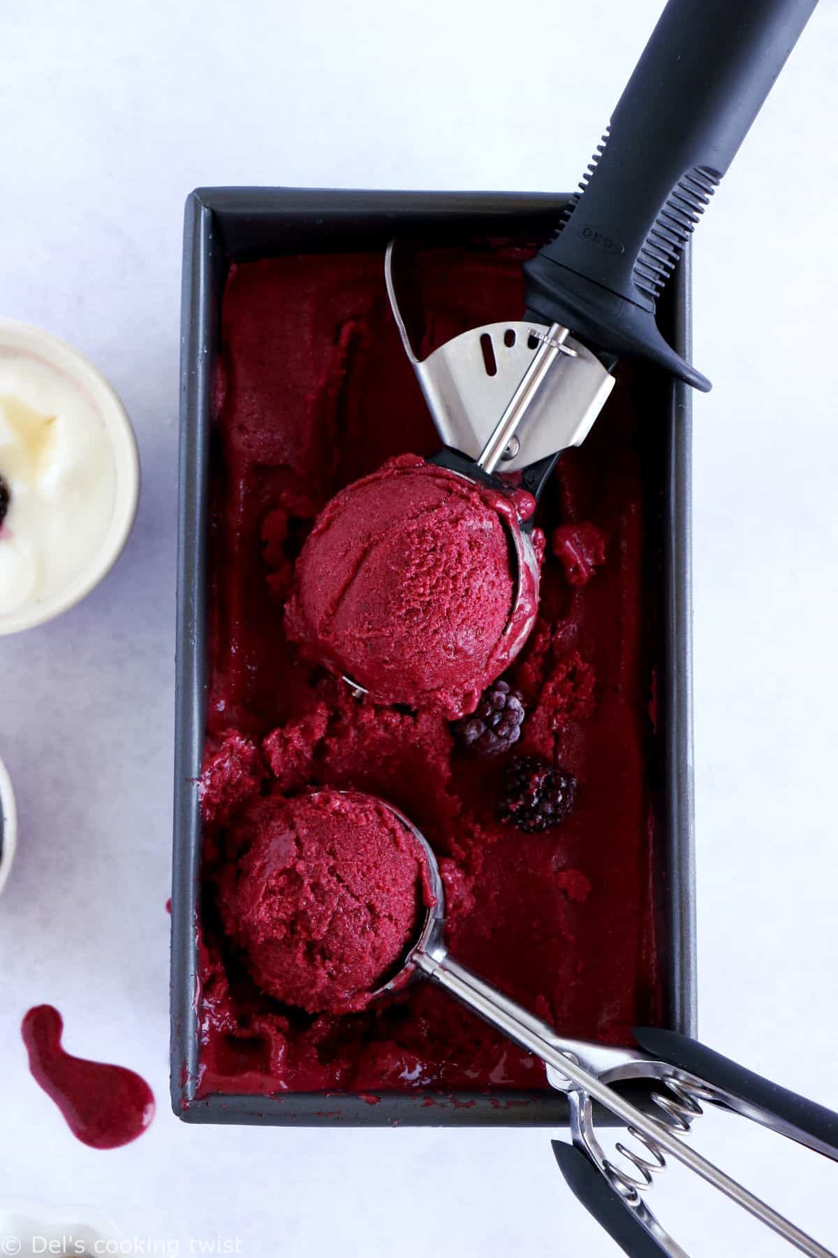 Le yaourt glacé aux fruits rouge, que l'on appelle aussi "frozen yogurt", c'est 5 minutes de préparation pour une glace maison saine, gourmande et rafraîchissante.