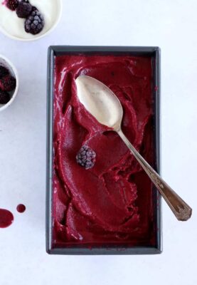 Le yaourt glacé aux fruits rouge, que l'on appelle aussi "frozen yogurt", c'est 5 minutes de préparation pour une glace maison saine, gourmande et rafraîchissante.