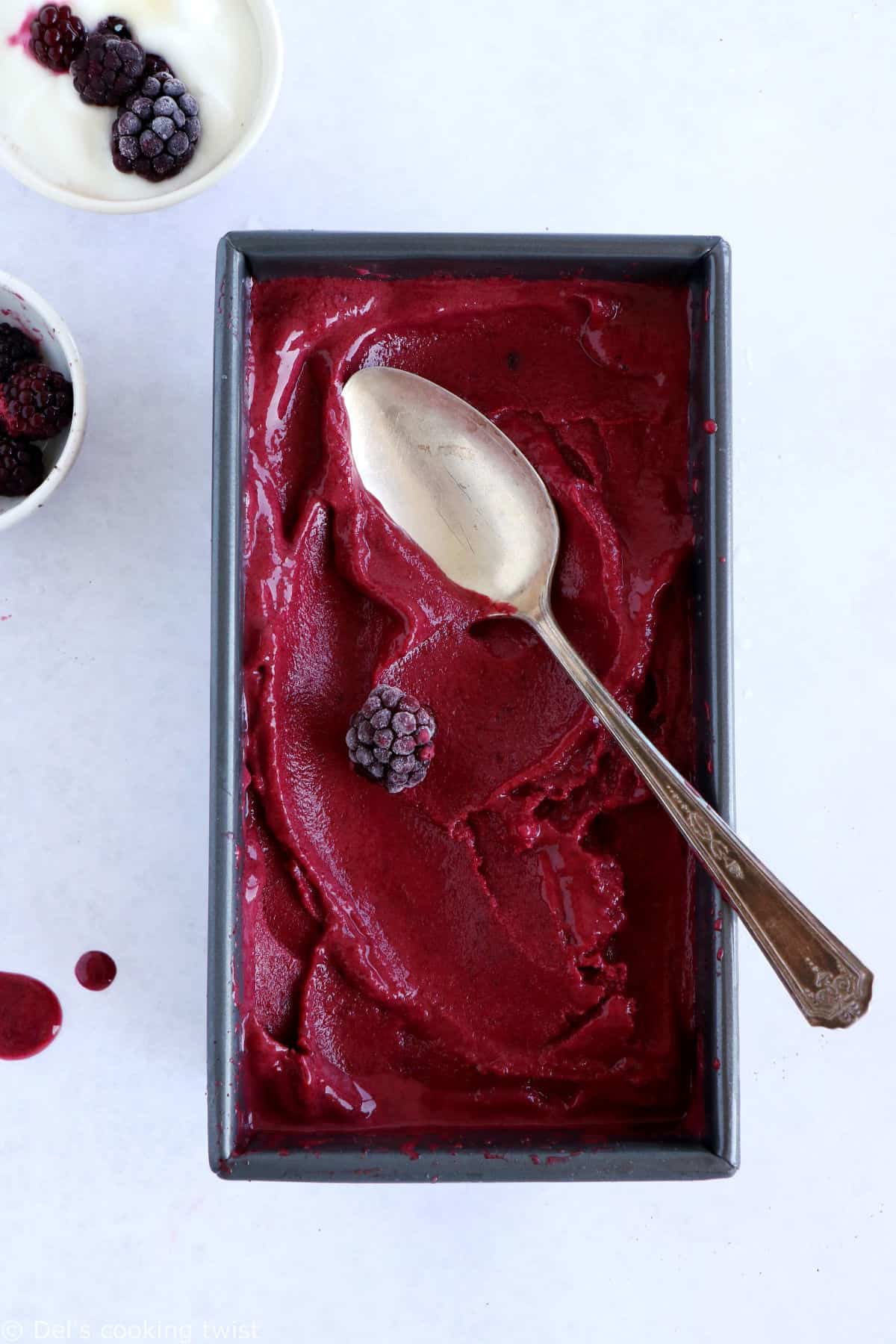 Le yaourt glacé aux fruits rouge, que l'on appelle aussi "frozen yogurt", c'est 5 minutes de préparation pour une glace maison saine, gourmande et rafraîchissante.