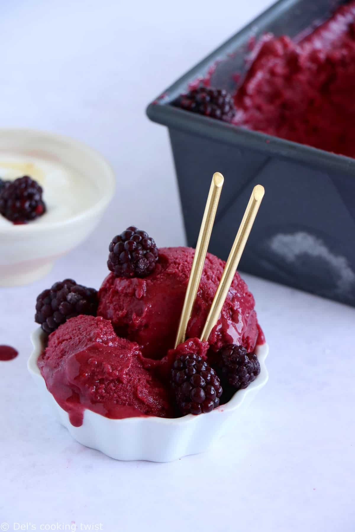 Le yaourt glacé aux fruits rouge, que l'on appelle aussi "frozen yogurt", c'est 5 minutes de préparation pour une glace maison saine, gourmande et rafraîchissante.