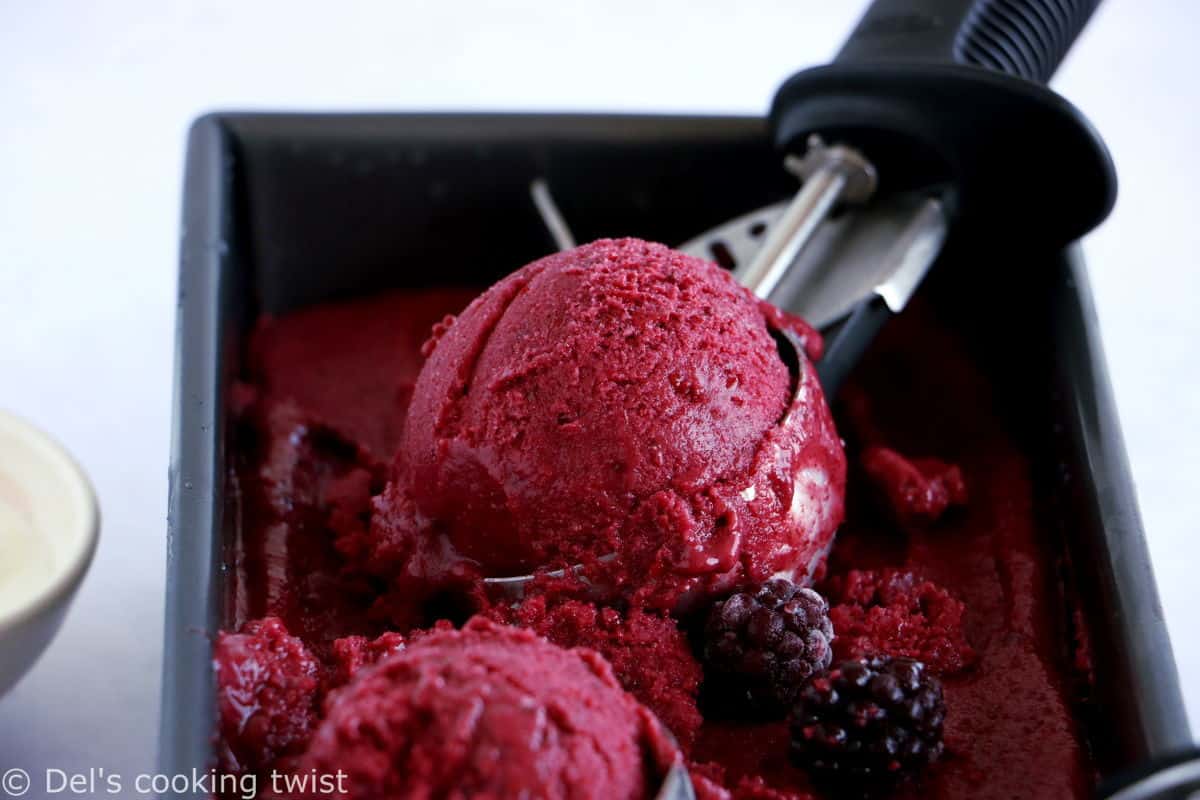 Le yaourt glacé aux fruits rouge, que l'on appelle aussi "frozen yogurt", c'est 5 minutes de préparation pour une glace maison saine, gourmande et rafraîchissante.