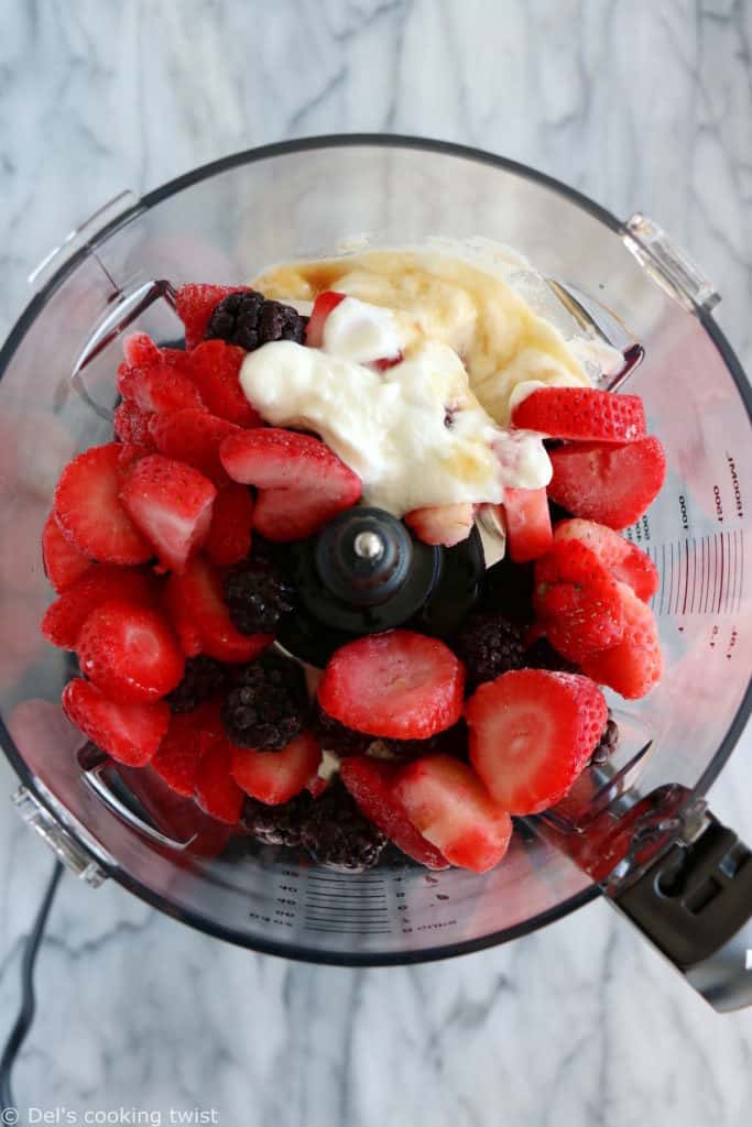 Le yaourt glacé aux fruits rouge, que l'on appelle aussi "frozen yogurt", c'est 5 minutes de préparation pour une glace maison saine, gourmande et rafraîchissante.