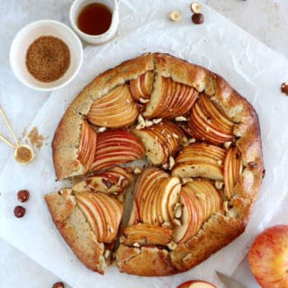 La tarte rustique aux pommes et aux noisettes est une tarte toute simple réalisée avec une pâte aux noisettes absolument irrésistible.