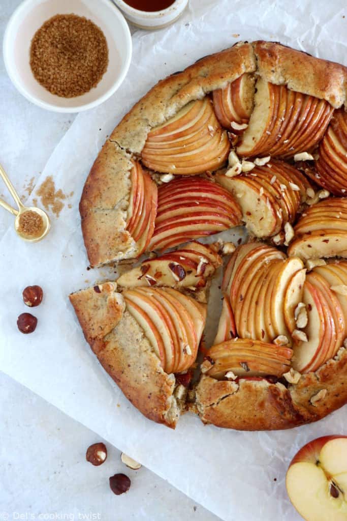 La tarte rustique aux pommes et aux noisettes est une tarte toute simple réalisée avec une pâte aux noisettes absolument irrésistible.